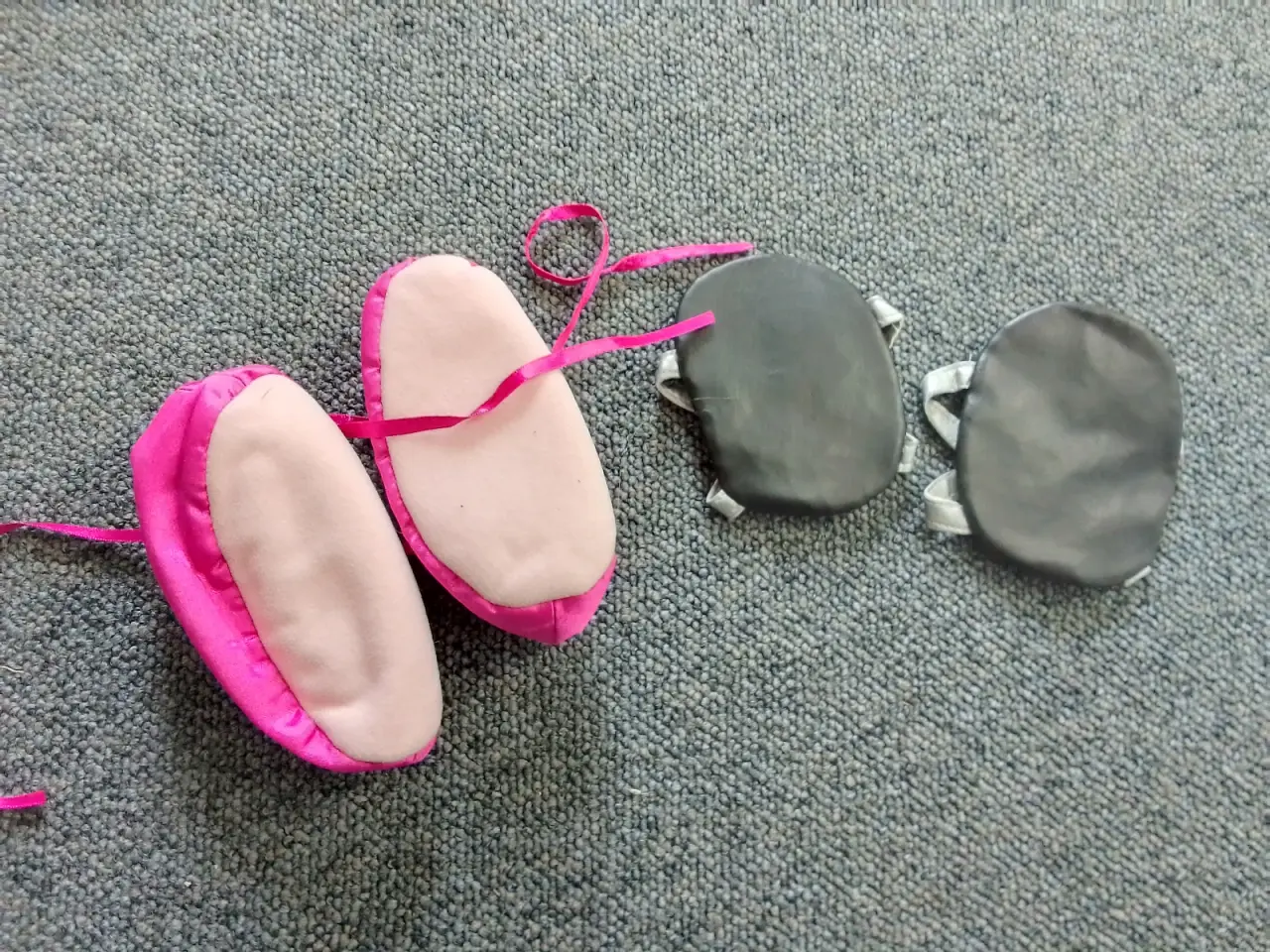 Billede 2 - 2 par build a Bear sko 
