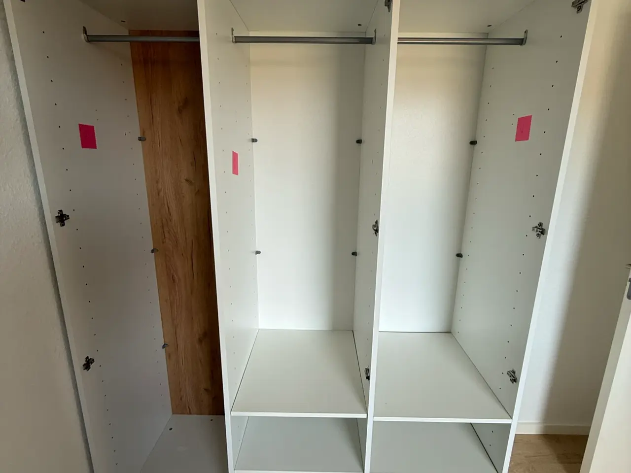 Billede 2 - Flot og rummeligt garderobeskab fra Ikea