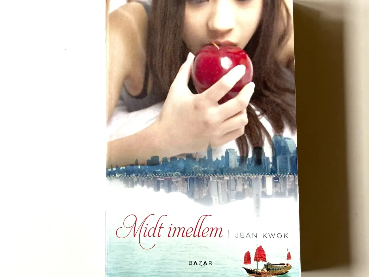 Billede 1 - Midt imellem. Af Jean Kwok