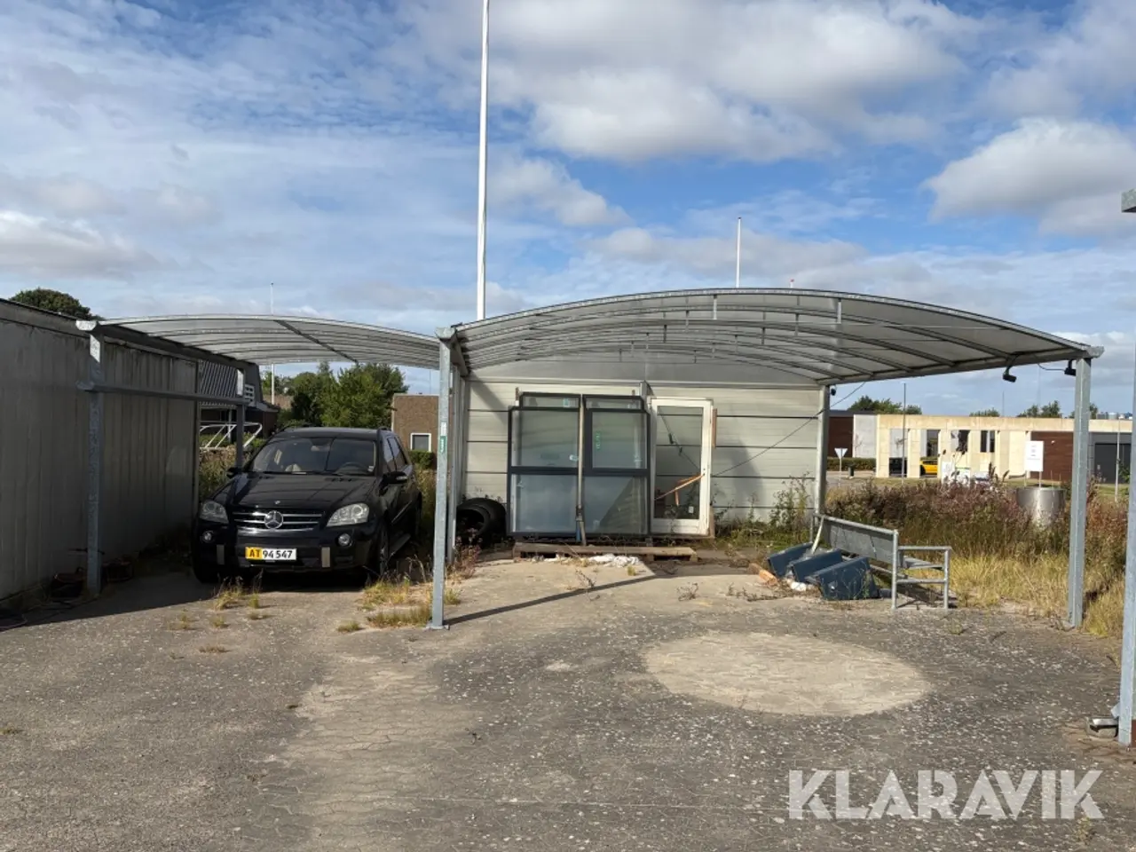 Billede 1 - Carport med buet overdækning