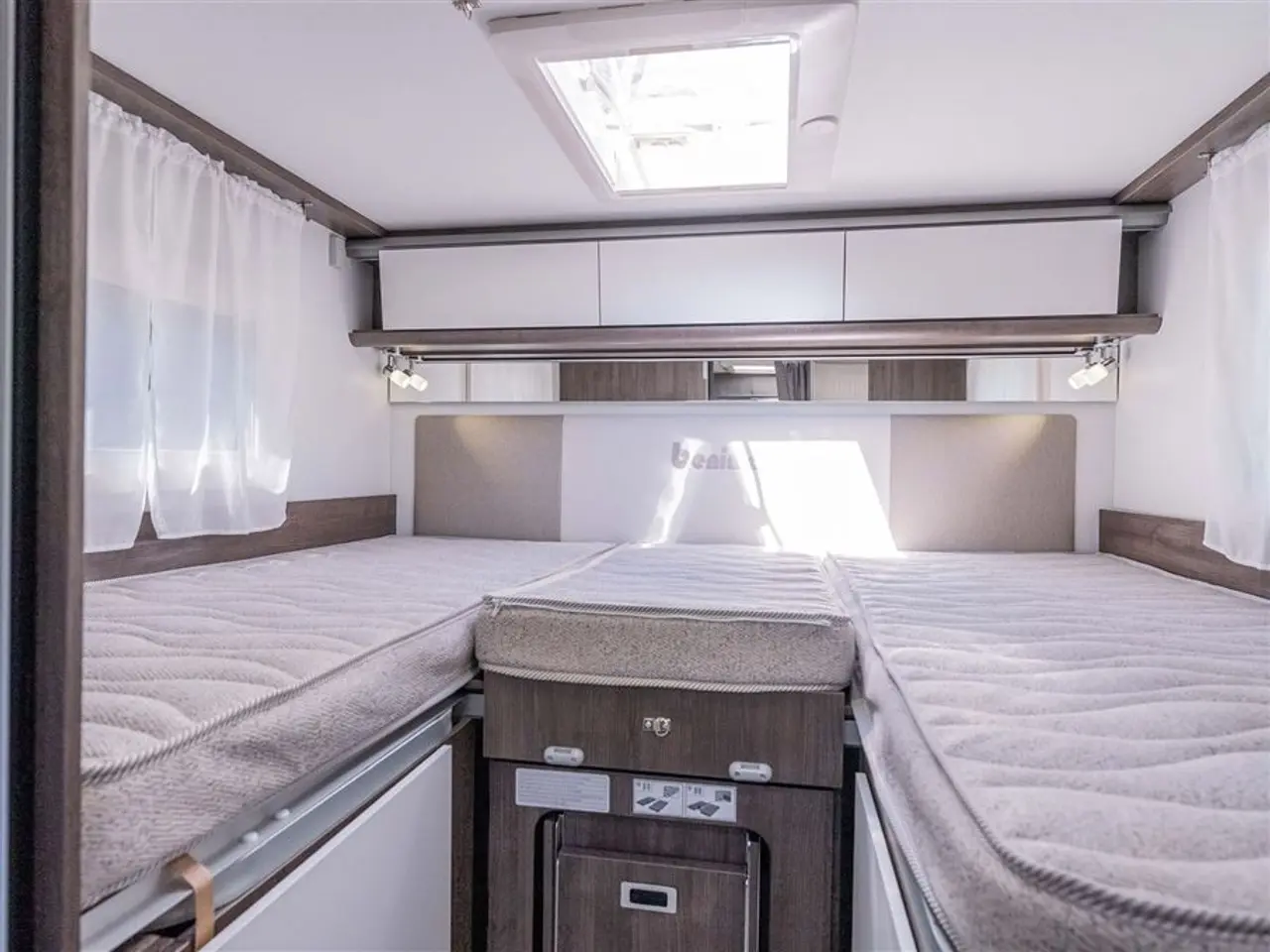 Billede 7 - 2027 - Benimar Tessoro T463 UP Automat gear - Dieselfyr - 12V kompressor køl - 200W solcelle