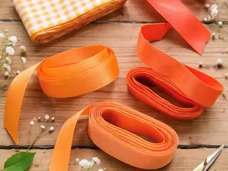Orange bånd og sløjfer. 4 forskellige.