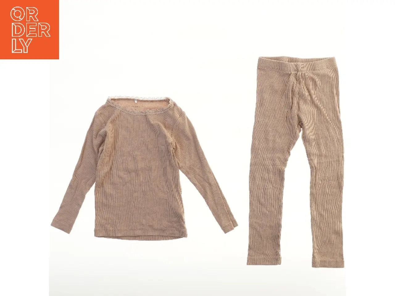 Billede 1 - Beige ribbet name it sæt med bluse og leggings fra Name It (str. 104)