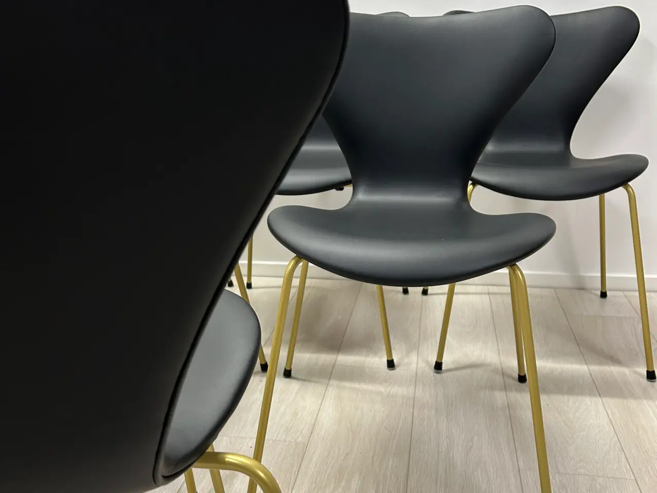 Billede 8 - FH 3107 Nypolstrede Syverstole af Arne Jacobsen