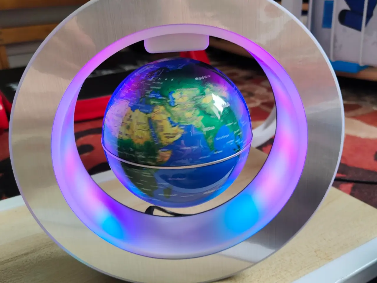 Billede 5 - Globe svæver og roterer i luften
