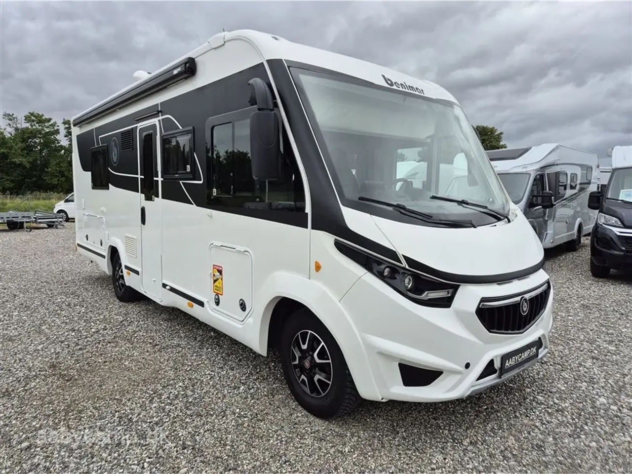 Billede 1 - 2021 - Benimar Amphitryon 957    Solceller. lithium batterier. A/C. hydrauliske støtteben. Webasto Dieselfyr. sænkbart cykelstativ. Luftundervogn på bagaksel.
