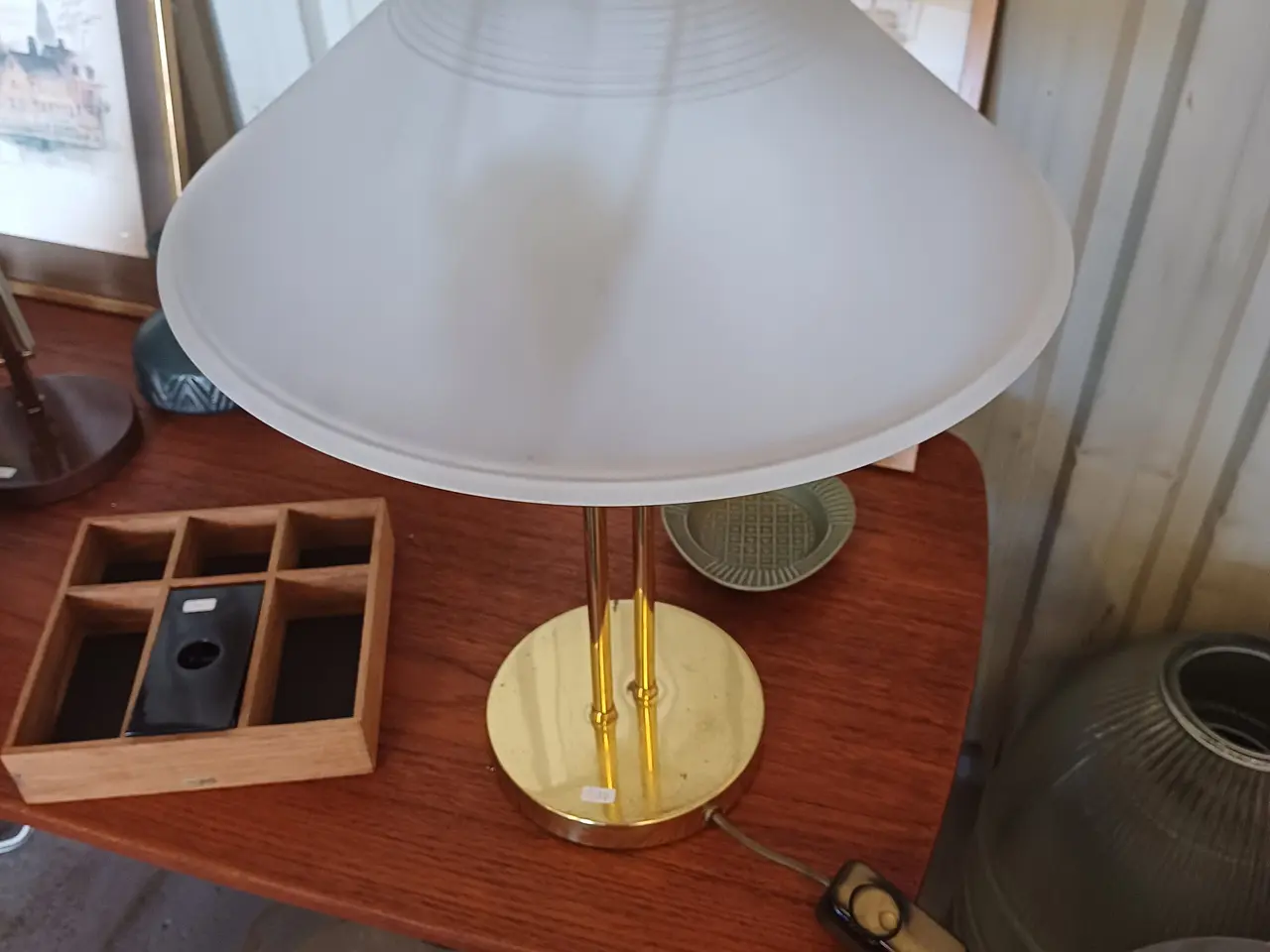 Billede 4 - Super flot 60er bordlampe I messing med glasskærm