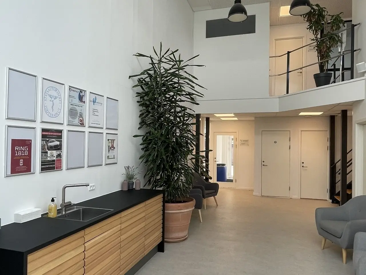 Billede 11 - Central facadebutik med terrasse og store fællesarealer.