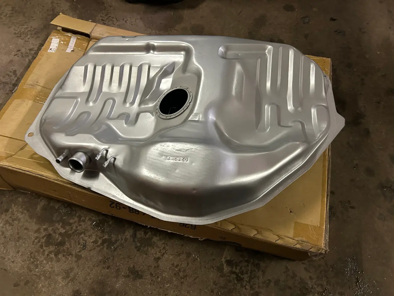 Billede 2 - Benzintank og studs Mazda 626 GD
