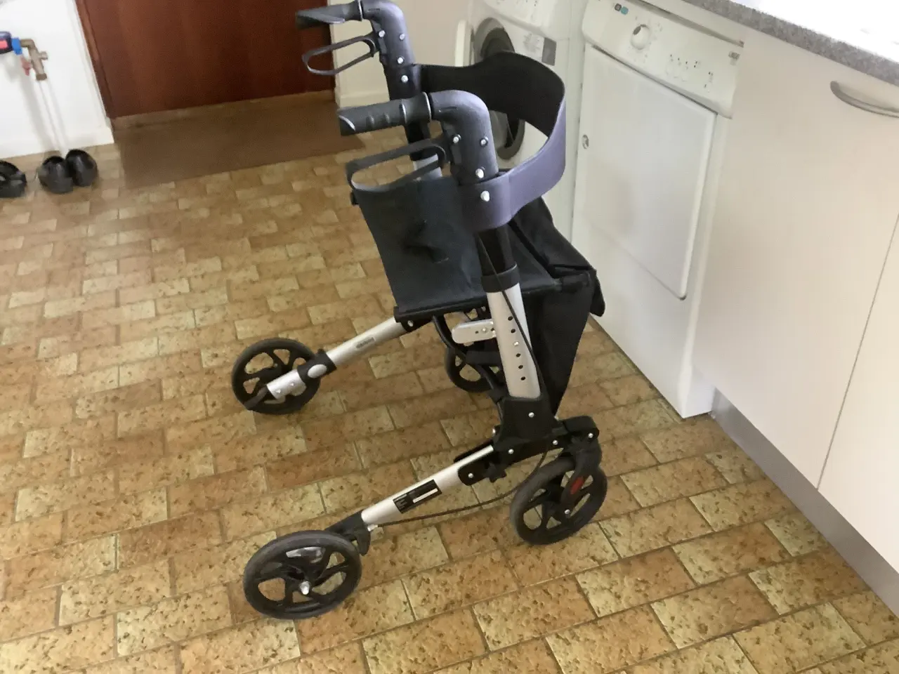 Billede 2 - Rollator Uniprodo med taske.