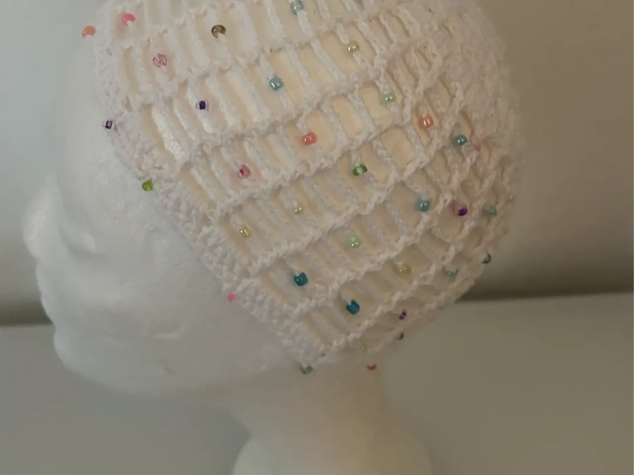 Billede 1 - Hvid mesh hue med perler