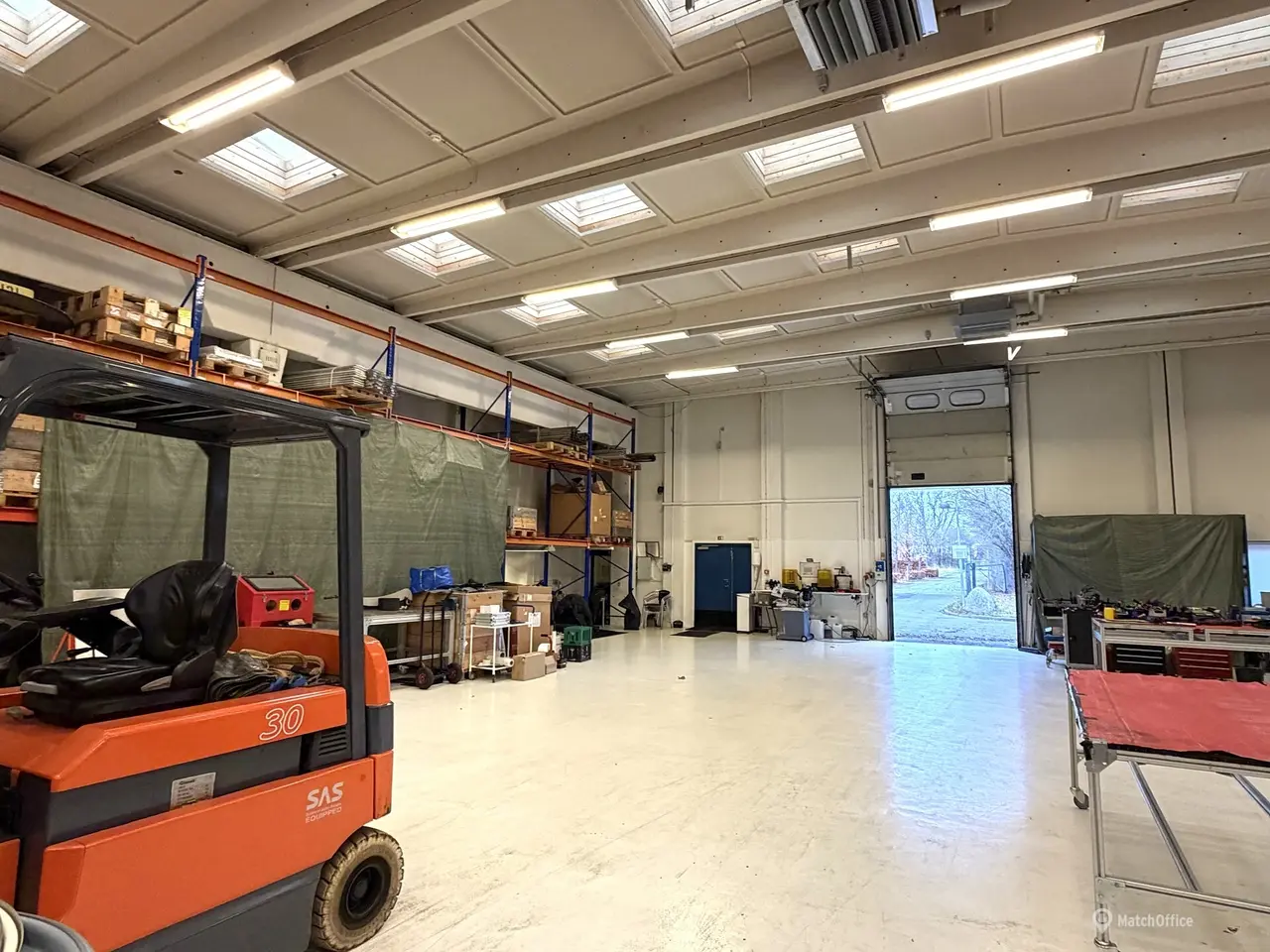 Billede 2 - 813 m² højloftet lagerhal på indhegnet grund