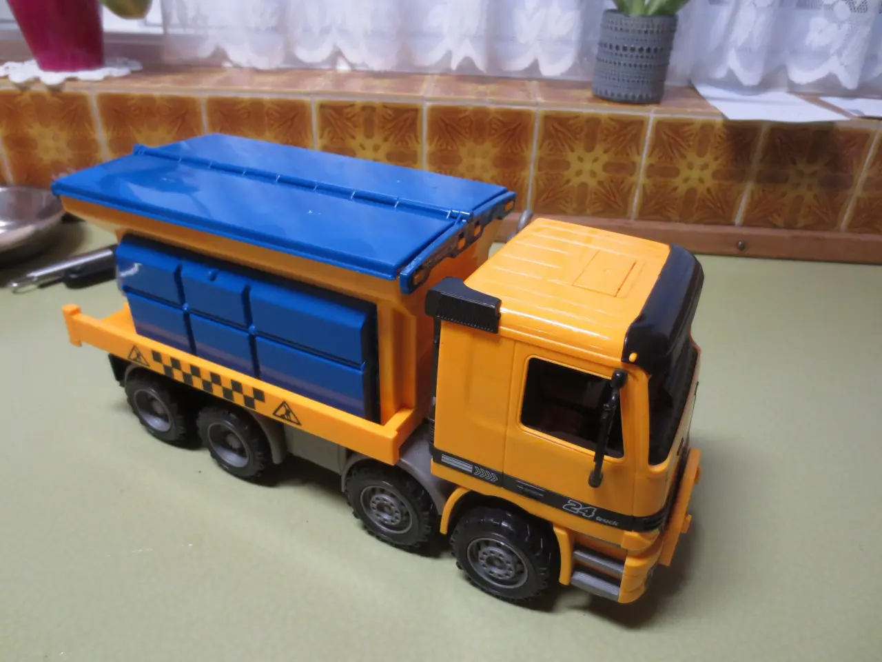 Billede 2 - Mercedes Benz Truck 24 saltstrøer