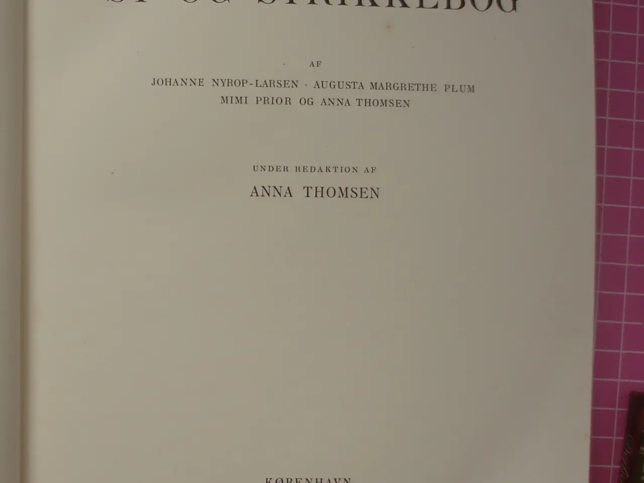 Billede 1 - Gyldendals Sy og Strikkebog