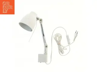 Hvid bordlampe med klips fra IKEA (str. 37 cm)