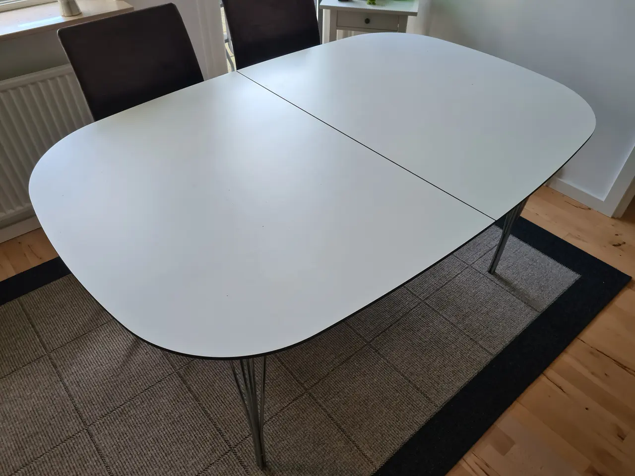 Billede 3 - Spisebord med 2 plader. Længde Ialt = 256 cm.