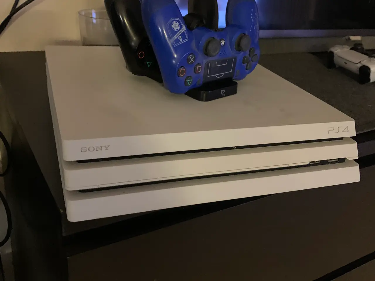 Billede 1 - playstation 4 pro sælges