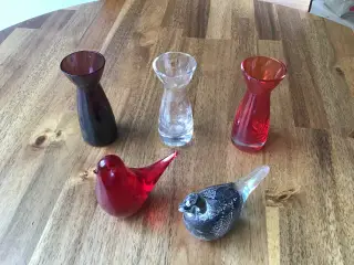 Littalla fugle og glasvaser klar og rød