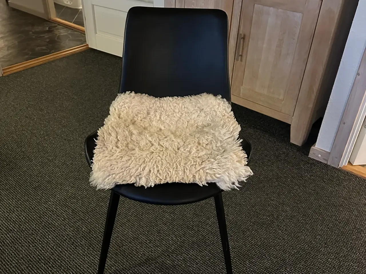 Billede 4 - Spisebord i massiv hvidolierret eg med 8 Hype stol