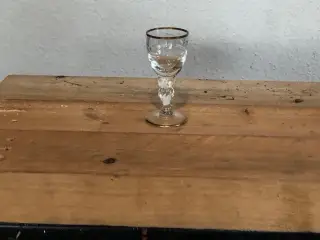 Glas til mågestel med guldkant (Lyngby glas)