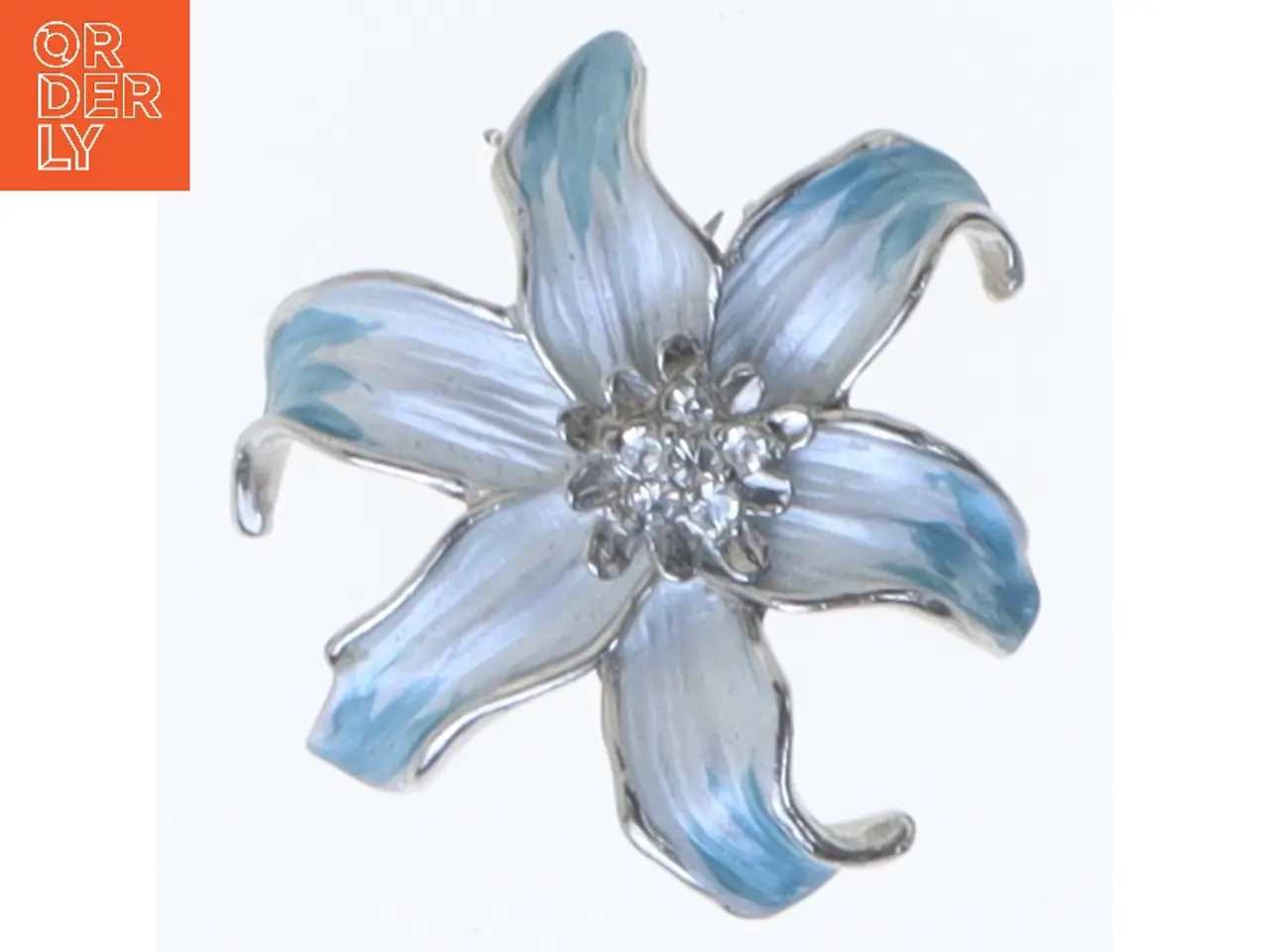 Billede 1 - Blomst broche i sølvfarve med lyseblå emalje (str. 3,5 cm)