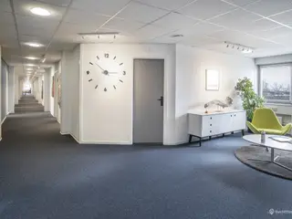 Rummeligt kontorlejemål på 811 m² på Avedøre Holme med lounge mødelokaler og nem adgang til E20