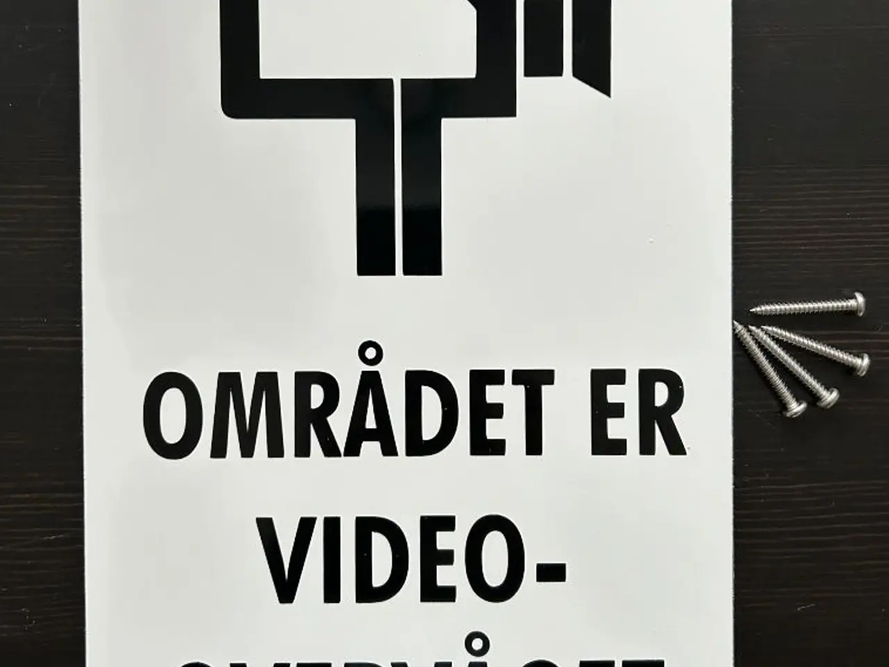 Billede 9 - Skilte med "Området er overvåget" mm