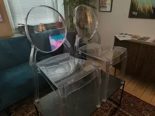 2 Polycarbonat stole. Begge sælges sammen.