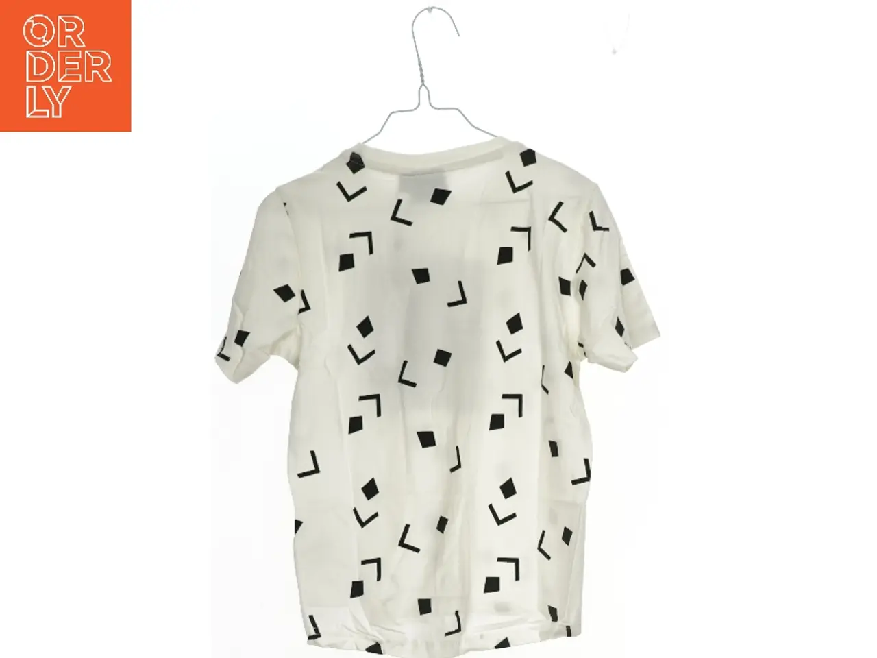 Billede 2 - NY Hvid og sort T-shirt fra Hummel (str. 122)