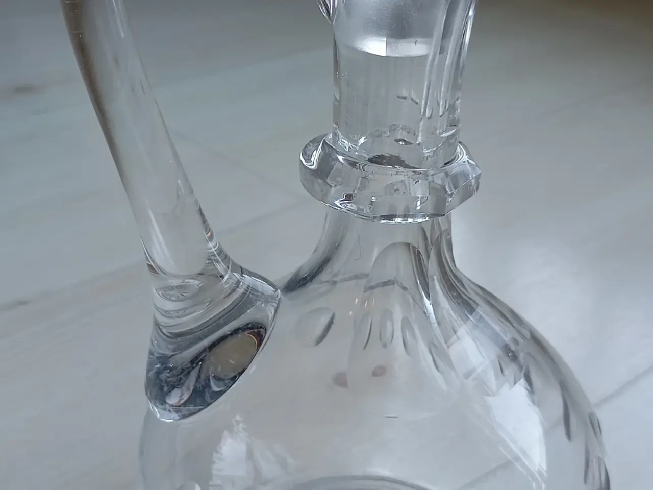 Billede 3 - Karaffel i slebet glas. Højde 33 cm