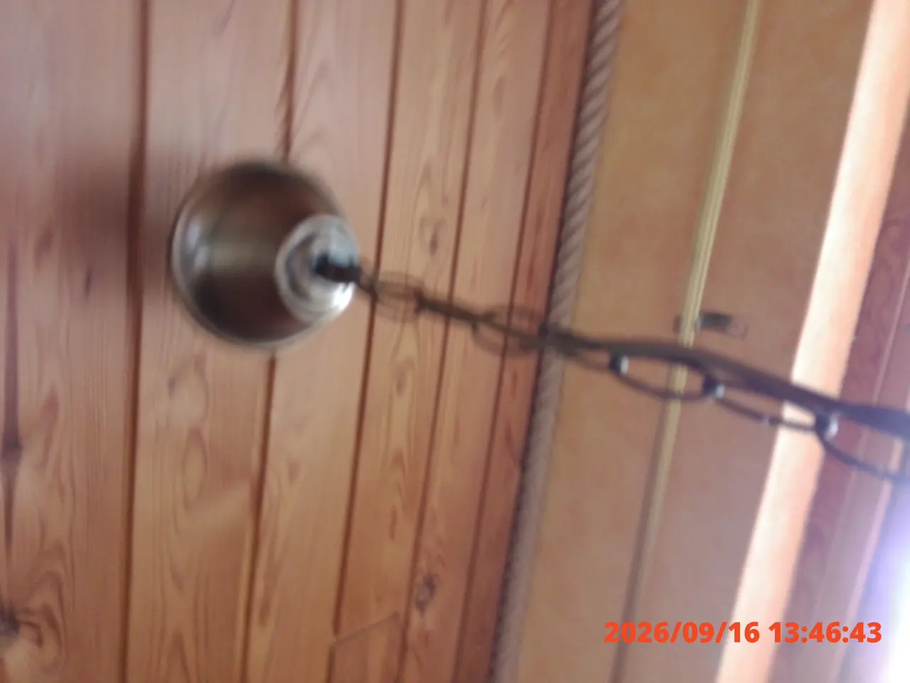 Billede 3 - Fin loftlampe med 3 arme og riflede hvide glasskær
