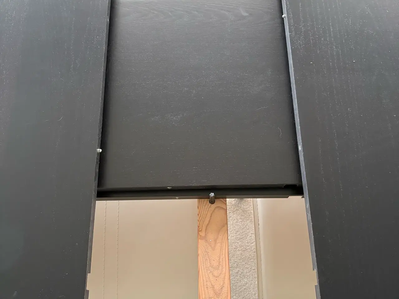 Billede 7 - Sort spisestuebord med tillægsplader/6 hvide stole