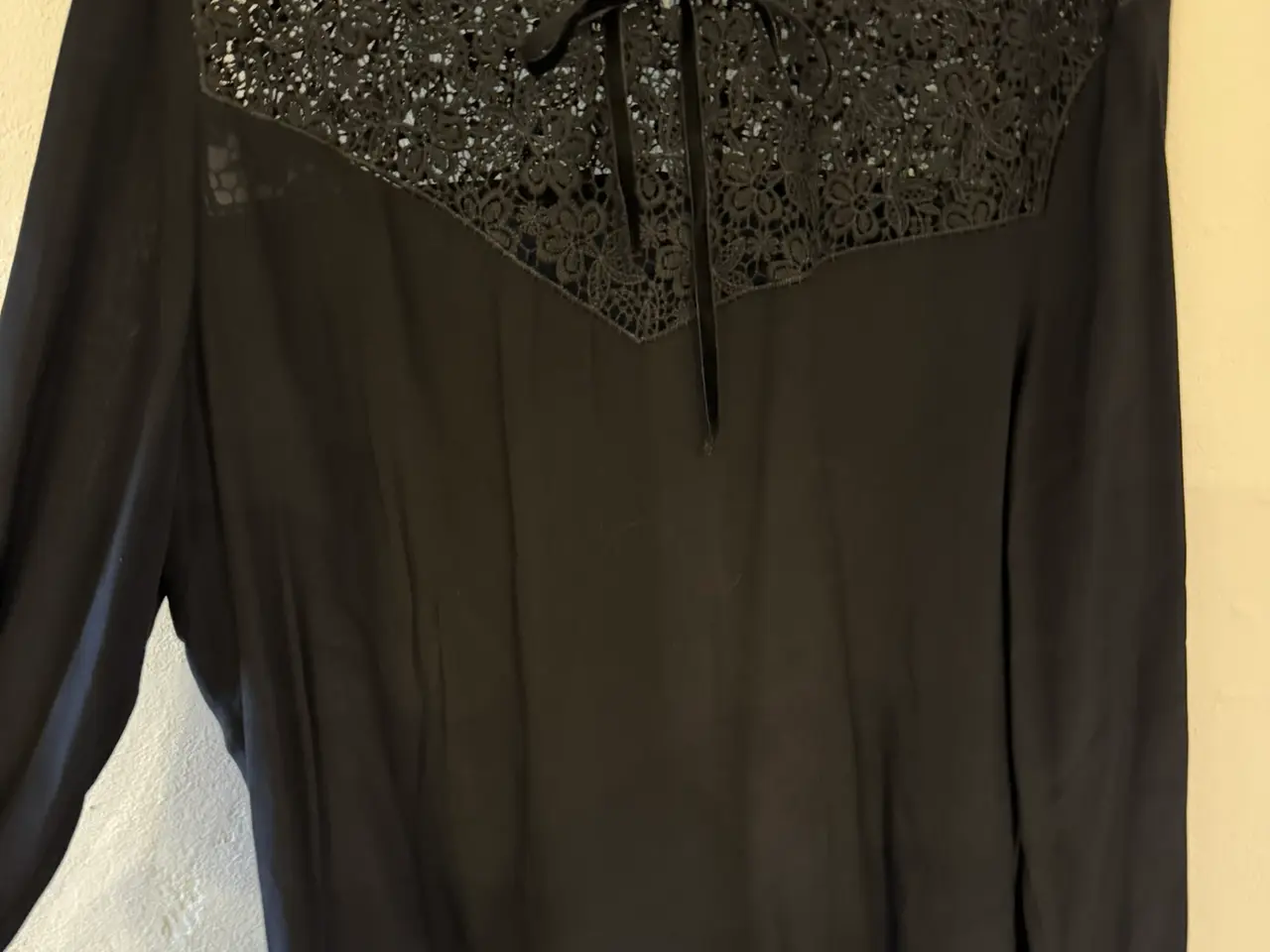 Billede 1 - Sort Esprit bluse med blonder