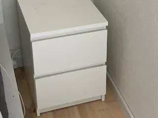 2 White Bedside Tables / 2 Hvide Natborde – 250 DK