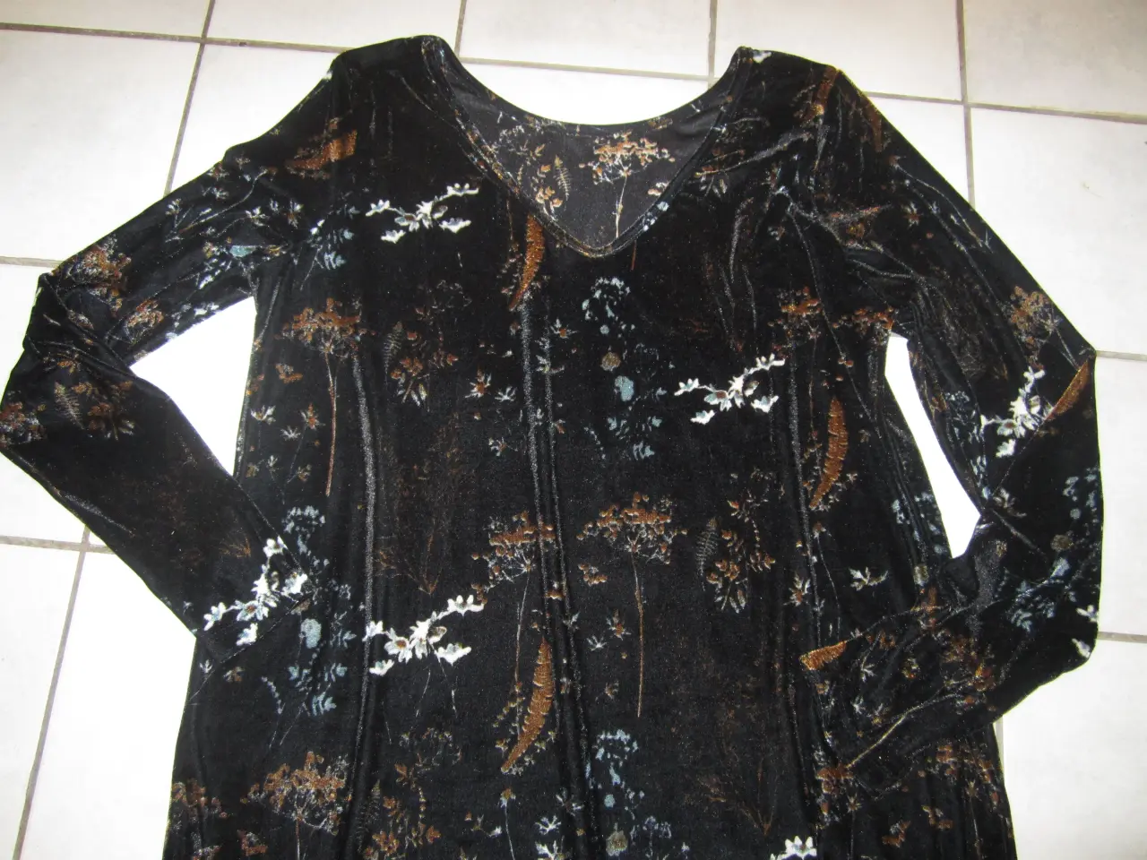 Billede 3 - Pieces Velour Kjole m Diskret Mønster