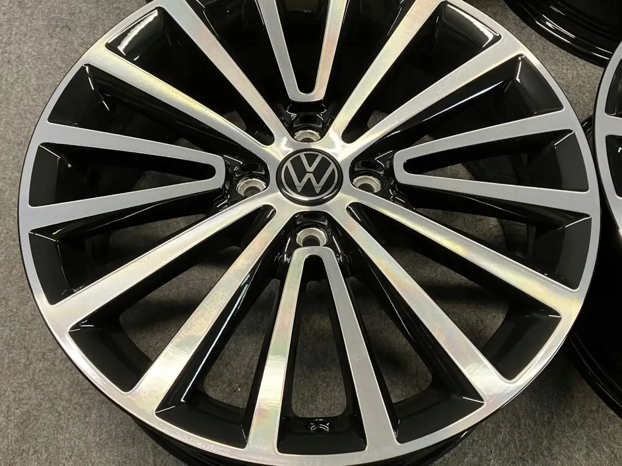 Billede 4 - ALUFÆLGE VW UP 1S0 POLYGON 17"