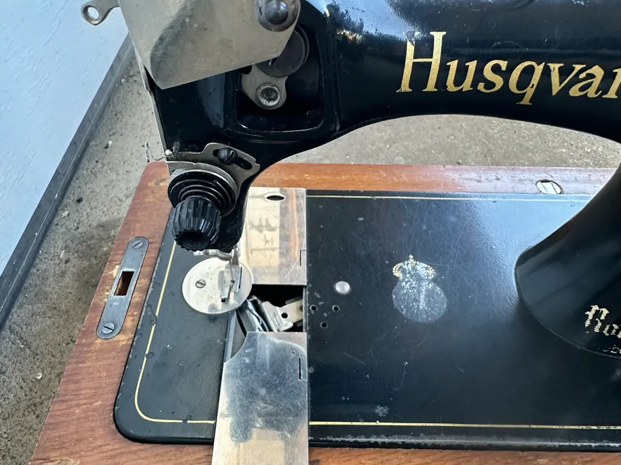 Billede 8 - Original Husqvarna symaskine med trækasse