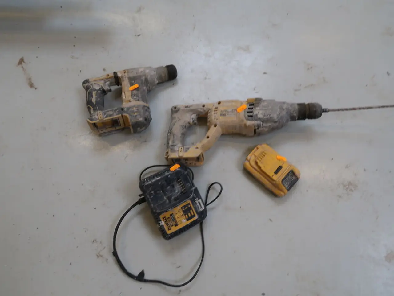 Billede 1 - 2 stk. akku håndværktøj DEWALT DCH133, med batteri og lader