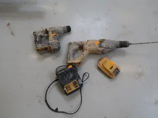 2 stk. akku håndværktøj DEWALT DCH133, med batteri og lader