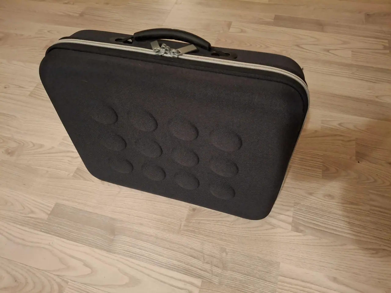 Billede 5 - Let rejsetaske vejer kun 800 gram.