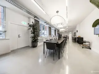 Kreativt kontor i flere etager med gode fællesfaciliteter