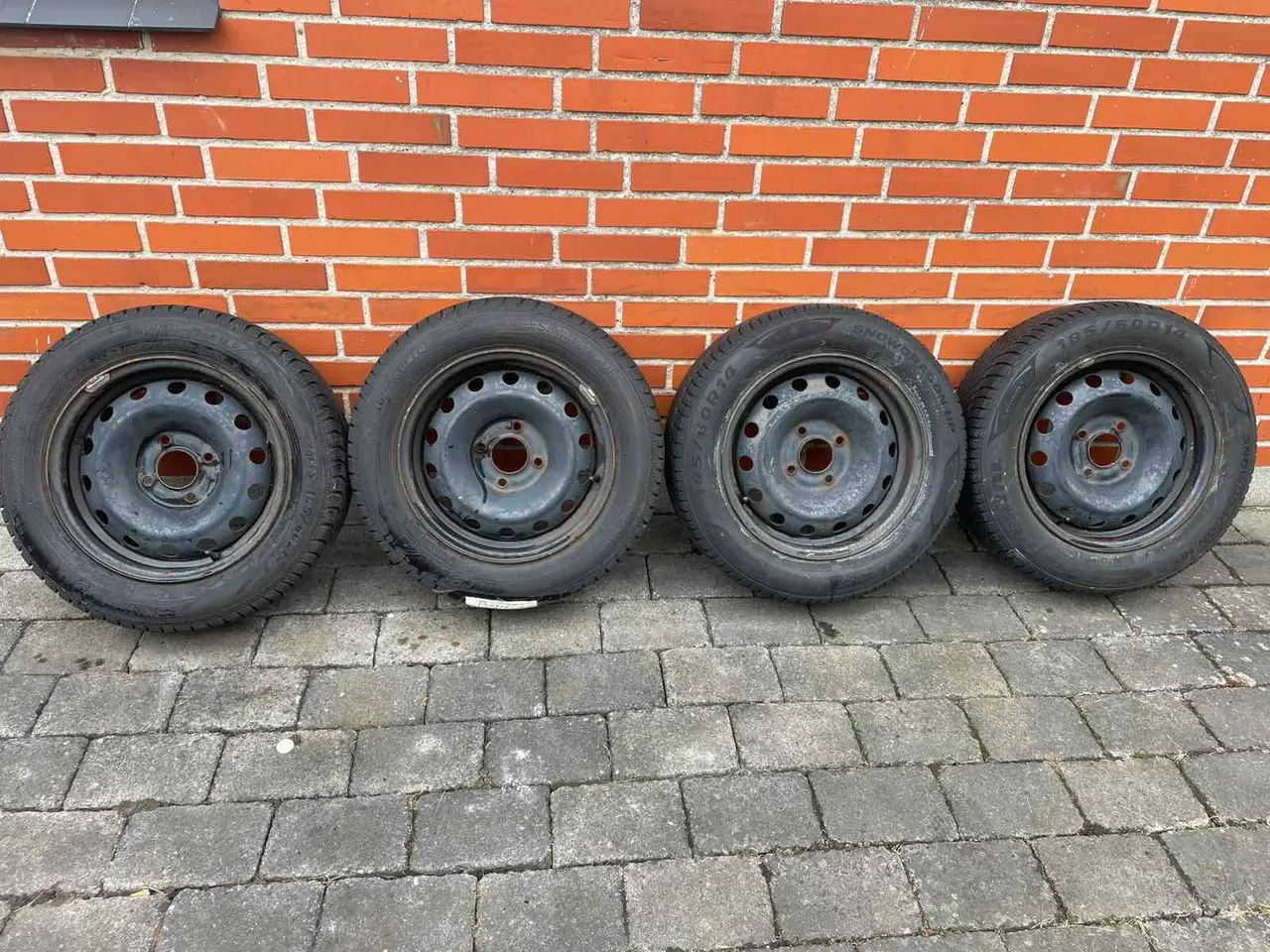 Billede 1 - 14 vinterhjul med meget gode vinterdæk på