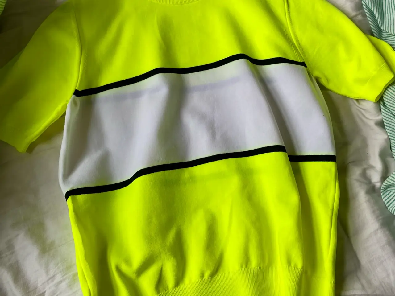 Billede 3 - Plys gul t-shirt M