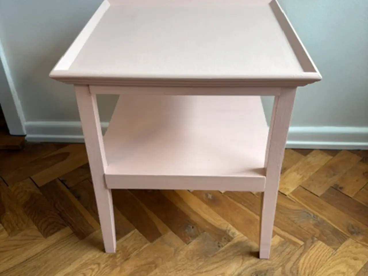 Billede 2 - Lyserød sidebord / natbord med hylde, nymalet
