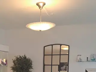Elegant og stilfuld loftlampe i tidsløst design