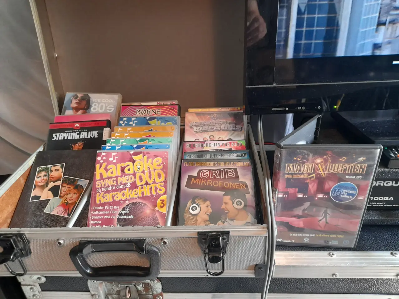 Billede 15 - Udlejes - STORT KARAOKE MED 4 MIC.