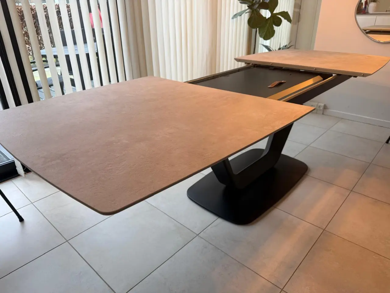 Billede 2 - BoConcept spisebord i keramik m/ udtræk