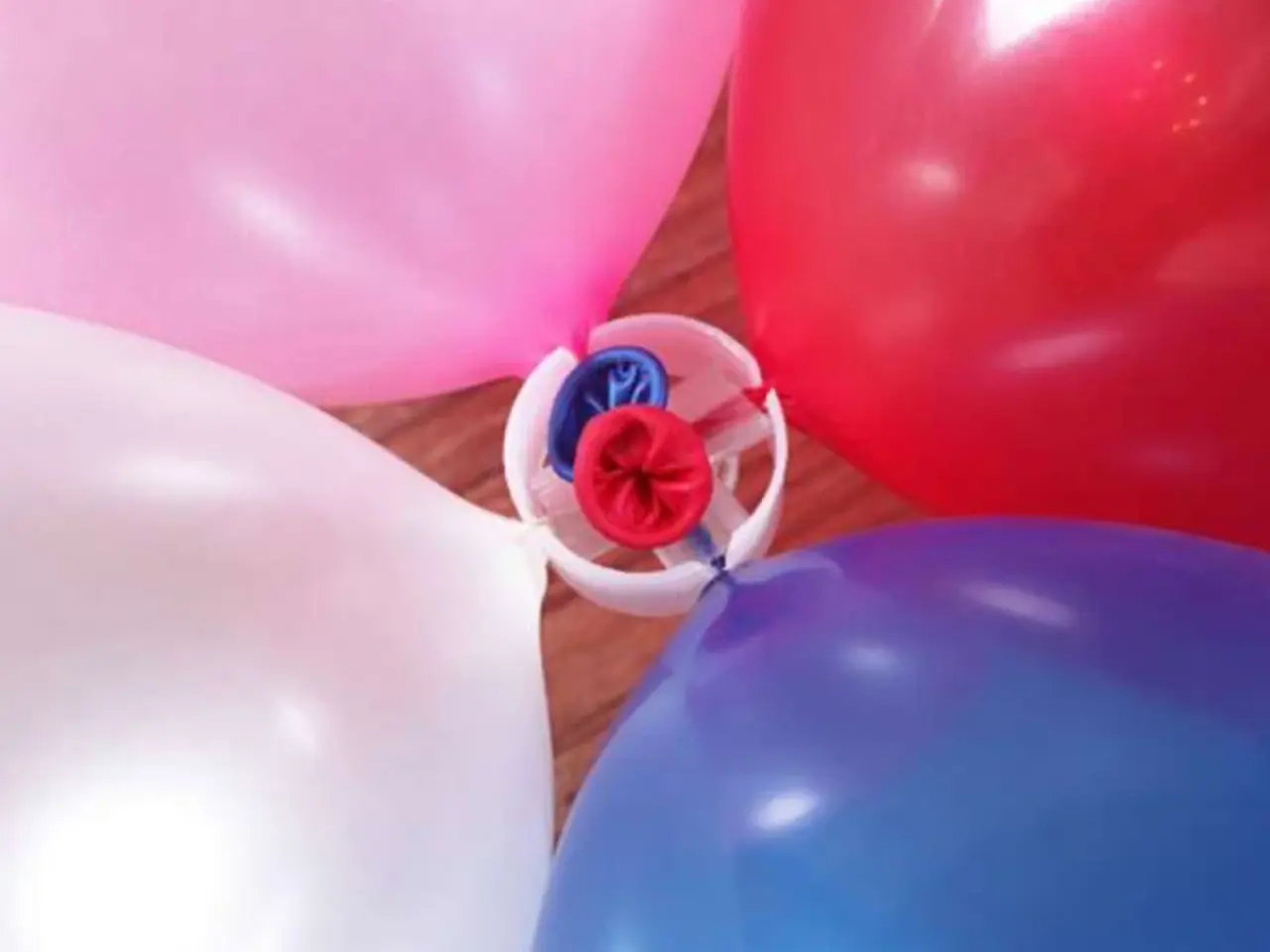 Billede 2 - 50 stk. BALLONHOLDER TIL 4 BALLONGER = 40,00 kr.