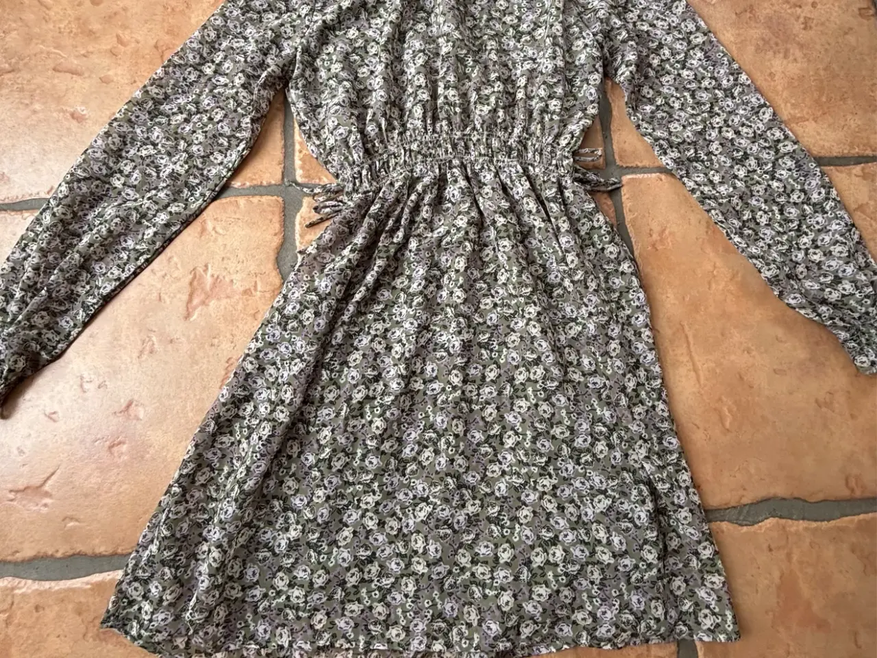 Billede 13 - H&M kjole i polyester, str 152, grøn små blomster