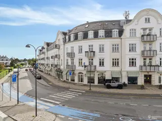 Attraktivt butiks- eller kliniklejemål med god synlighed, direkte ved Klampenborg Station